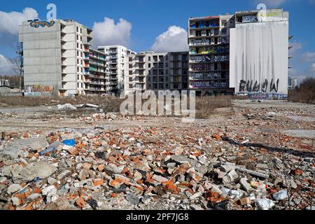 Varsovie, Pologne, 16 mars 2023 - immeuble résidentiel abandonné couvert de graffiti, ruines de briques laissées après démolition Banque D'Images