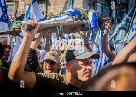 Bnei Brak, Israël. 16th mars 2023. Des membres du mouvement des soldats de la Réserve des Frères dans le bras détiennent des drapeaux lors d'une manifestation contre la réforme judiciaire dans la ville ultra-orthodoxe de Beni Brak à l'est de tel Aviv. Les manifestants israéliens ont organisé des manifestations contre un plan controversé du gouvernement pour réformer le système judiciaire, en repoussant le Premier ministre Benjamin Netanyahou après avoir rejeté une proposition de compromis destinée à désamorcer la crise. (Photo par Eyal Warshavsky/SOPA Images/Sipa USA) crédit: SIPA USA/Alay Live News Banque D'Images