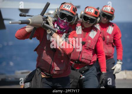 Océan Atlantique. 10th mars 2023. Les marins affectés au « Tomcatters » du Strike Fighter Squadron (VFA) 31 déchargent des armes d'avions à la suite d'un cycle de lancement et de récupération sur le pont de vol du premier porte-avions de classe USS Gerald R. Ford (CVN 78), 10 mars 2023. Gerald R. Ford est en cours dans l'océan Atlantique en exécutant son exercice d'unité d'entraînement composite (COMPTUEX), un exercice intense de plusieurs semaines conçu pour intégrer pleinement un groupe de grève des transporteurs comme une force de combat cohérente et multimission et pour tester leur capacité à mener des opérations de combat soutenues depuis la mer. Comme le Banque D'Images