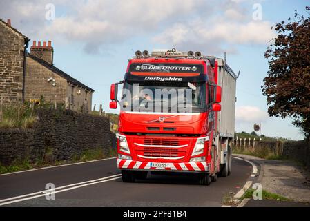 Un camion Volvo tire une remorque de benne basculante en vrac sur le col Woodhead A628 près du réservoir Valehouse Banque D'Images