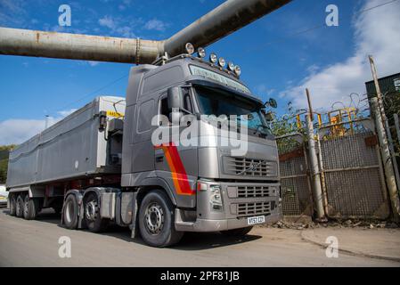 Camion Volvo tractant une remorque de benne basculante en vrac garée près d'un centre de recyclage dans la région de Parkwood Springs à Sheffield, en attente de déchargement Banque D'Images