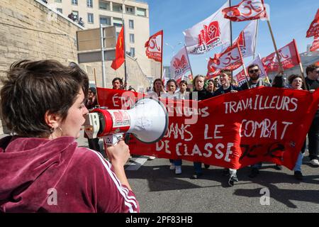 Des étudiants avec des drapeaux, des bannières chantent des slogans pendant la manifestation. Les syndicats français ont réclamé 8th jours d'action contre la réforme des retraites du gouvernement français, qui ferait passer l'âge de la retraite de 62 à 64 ans. La police estime, pour ce 8th jour, le nombre de manifestants marchant dans les rues de Marseille à 7 000 alors que les syndicats l'estiment à 160 000. Le ministère de l'intérieur rapporte 480 000 manifestants dans les rues de France, tandis que les syndicats en réclament plus de 1,7 millions (photo de Denis Taust/SOPA Images/Sipa USA) Banque D'Images