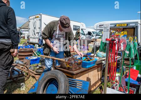 Homme en train de fouiller dans une boîte de vieilles voitures de jeu de boîte d'allumettes dans la boîte automatique à Kelsall Steam Rally, 2022 Banque D'Images