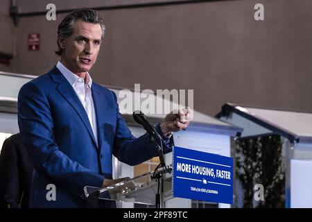 Sacramento, États-Unis. 01st janvier 2000. Gov. Gavin Newsom s'adresse aux médias sur les plans visant à réduire le nombre de sans-abri, y compris la mise en place de petites maisons à travers l'État, lors d'une conférence de presse à Sacramento, en Californie, jeudi, 16 mars 2023. L'événement de presse commence sa tournée à l'échelle de l'État pour présenter des propositions politiques, en remplaçant l'adresse de l'État de l'État de cette année. (Photo de Rahul Lal/Sipa USA) crédit: SIPA USA/Alay Live News Banque D'Images