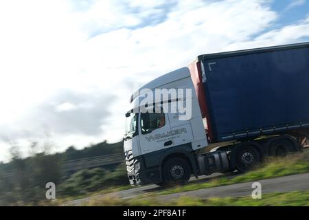 Camion Mercedes Benz Actros tirant une remorque cutainsider se dirigeant sur l'A1 Banque D'Images