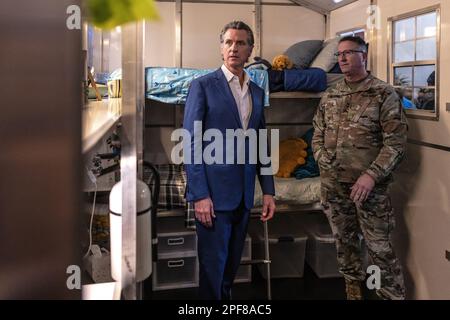 Sacramento, États-Unis. 01st janvier 2000. Gov. Gavin Newsom visite des modèles de maisons minuscules stationnées, lors d'une conférence de presse à Sacramento, en Californie, jeudi, 16 mars 2023. Gov. Gavin Newsom a annoncé son intention de créer de petites maisons à travers l'État pour les résidents sans logement, dans le cadre de sa tournée politique à l'échelle de l'État. (Photo de Rahul Lal/Sipa USA) crédit: SIPA USA/Alay Live News Banque D'Images