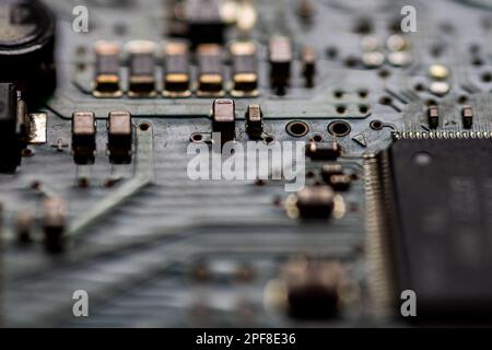gros plan d'une carte de circuit imprimé à partir d'un disque dur avec transistors Banque D'Images