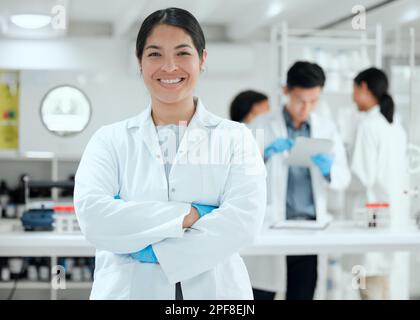 J'ai hâte de commencer. une jeune scientifique se tenant fièrement dans son laboratoire. Banque D'Images