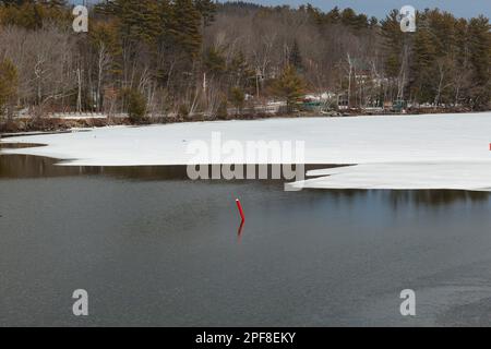 Situé dans la région des lacs du Nord NH. Partie active et jolie de NH avec lacs et eau, montagnes, canotage, pêche, ski, extérieur li Banque D'Images