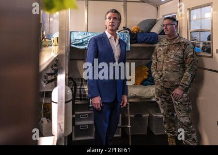 Sacramento, États-Unis. 01st janvier 2000. Gov. Gavin Newsom visite des modèles de maisons minuscules stationnées, lors d'une conférence de presse à Sacramento, en Californie, jeudi, 16 mars 2023. Gov. Gavin Newsom a annoncé son intention de créer de petites maisons à travers l'État pour les résidents sans logement, dans le cadre de sa tournée politique à l'échelle de l'État. (Photo de Rahul Lal/Sipa USA) crédit: SIPA USA/Alay Live News Banque D'Images