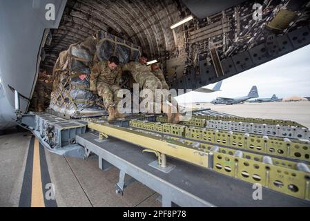 Lousville, Kentucky, États-Unis. 10th févr. 2023. Les membres de l'escadron de préparation logistique 123rd chargent une palette de marchandises sur un C-17 Globemaster III de la Garde nationale aérienne de Caroline du Nord à la base de la Garde nationale aérienne du Kentucky, à Louisville, Ky., le 10 février 2023. Le matériel a été transporté vers les îles Mariannes du Nord pour le COPE Nord, un exercice multinational conçu pour améliorer la préparation au combat dans le Pacifique Sud. (É.-U. Air National Guard photo par Phil Speck) crédit: États-Unis Air Force/ZUMA Press Wire Service/ZUMAPRESS.com/Alamy Live News Banque D'Images