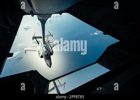 États-Unis. 28th févr. 2023. A ÉTATS-UNIS Un avion F-35A Lighting II de la Force aérienne affecté à la 33rd Fighter Wing, à la base aérienne d'Eglin, en Floride, reçoit du carburant d'un relais KC-10 pendant l'opération Panhandle Express au-dessus de la Floride, le 28 février 2023. La mission de formation hors-poste, l'opération Panhandle Express, a amélioré les capacités d'emploi au combat Agile des équipages et a permis au personnel de se familiariser avec les procédures de soutien autosuffisantes tout en effectuant le ravitaillement aérien en route vers un lieu de déploiement. Crédit : États-Unis Air Force/ZUMA Press Wire Service/ZUMAPRESS.com/Alamy Live News Banque D'Images