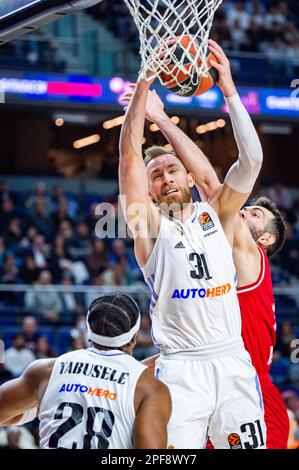 Dzanan Musa (Real Madrid) en action pendant le match de basket-ball entre Real Madrid et EA7 Emporio Armani Olimpia Milano valable pour le match 29 de l'Euroligue joué au Centre Wizink de Madrid le jeudi 16 mars 2023 Banque D'Images