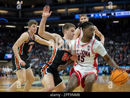 Sacramento, Californie, États-Unis. 16th mars 2023. La garde des Wildcats de l'Arizona Cedric Henderson Jr. (45) est défendue par le garde des Tigres de Princeton Blake Peters (24) lors d'un match dans le tournoi de la NCAA au Golden 1 Centre à Sacramento, jeudi, 16 mars 2023. (Credit image: © Paul Kitagaki Jr./ZUMA Press Wire) USAGE ÉDITORIAL SEULEMENT! Non destiné À un usage commercial ! Banque D'Images