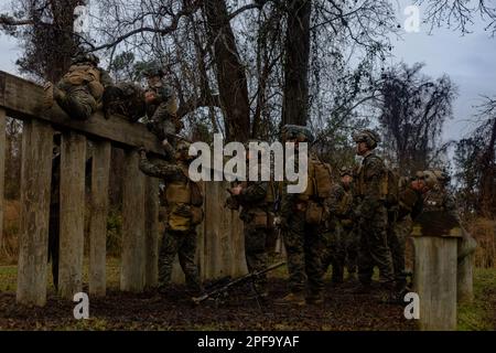 ÉTATS-UNIS Les Marines de la division marine 2D (MARDIV) exécutent la partie obstacle de l'évaluation du mouvement de l'équipe lors du concours d'escouade mardiv 2D sur le camp Lejeune, en Caroline du Nord, en 10 mars 2023. La compétition a testé les Marines pour diverses tâches liées au combat afin d'évaluer la compétence tactique de chaque équipe, l'endurance mentale et physique et les compétences de prise de décision afin de déterminer l'équipe de tir la plus compétente et la plus compétente de la division. (É.-U. Photo du corps marin par le Cpl Alexis Sanchez) Banque D'Images