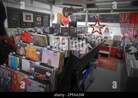 Dans un magasin indépendant de musique et de vinyle, Record Corner, Pound Lane, (à côté de High St), Godalming, Surrey, Angleterre, GU7 1BX Banque D'Images