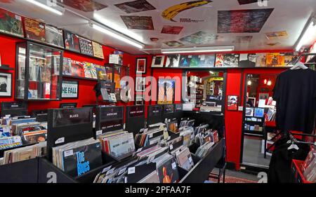 Dans un magasin indépendant de musique et de vinyle, Record Corner, Pound Lane, (à côté de High St), Godalming, Surrey, Angleterre, GU7 1BX Banque D'Images