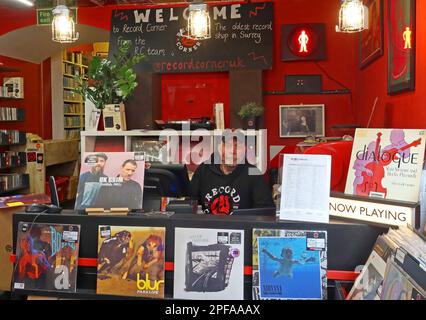 Dans un magasin indépendant de musique et de vinyle, Record Corner, Pound Lane, (à côté de High St), Godalming, Surrey, Angleterre, GU7 1BX Banque D'Images