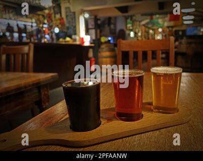 Une paddle à bière, avec des tiers de bière à la vraie bière, au Star Inn pub, bar traditionnel, 17 Church Street, Godalming, Waverley, Surrey, Angleterre, Royaume-Uni, GU7 1EL Banque D'Images