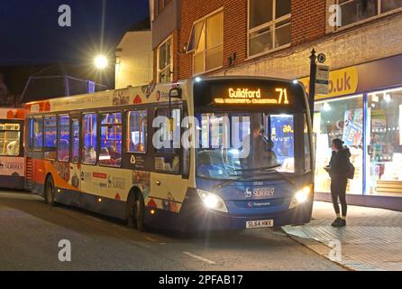 Transport en bus à Surrey, service Stagecoach 71 Midhurst à Guildford, SL64 HWX, unité 37263 au centre-ville de Godalming, service en soirée au crépuscule Banque D'Images