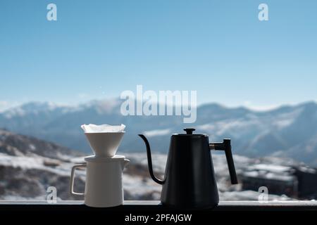 bouilloire à café filtre savoureuse avec papier, gouttes, fond naturel Banque D'Images