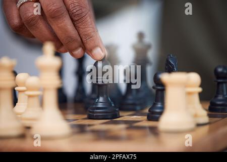 Homme, échecs et mains avec évêque à bord, défi de stratégie et jeux de tournoi. CheckMate, chessboard et joueur intelligent jouant dans le concours, problème Banque D'Images