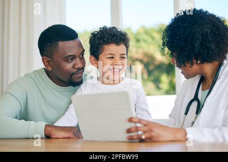 Comprimé de pédiatre, papa et enfant avec un sourire des résultats de patient avec de bonnes nouvelles dans un hôpital. Joyeux enfant, père et médecin dans une clinique Banque D'Images