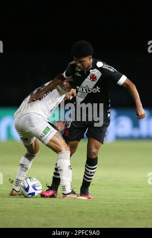 Rio de Janeiro, Brésil, 16th mars 2023. Andrey Santos de Vasco da Gama bataille pour possession avec Paulinho Moccelin d'ABC-RN, pendant le match entre Vasco da Gama et ABC-RN, pour la coupe du Brésil 2023, au stade Sao Januario, à Rio de Janeiro sur 16 mars. Photo: Daniel Castelo Branco/DiaEsportivo/Alay Live News Banque D'Images