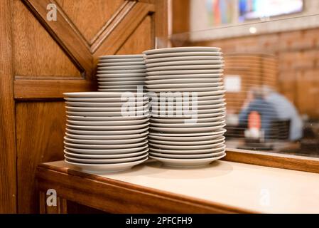 Des tas de plats blancs dans un restaurant Banque D'Images