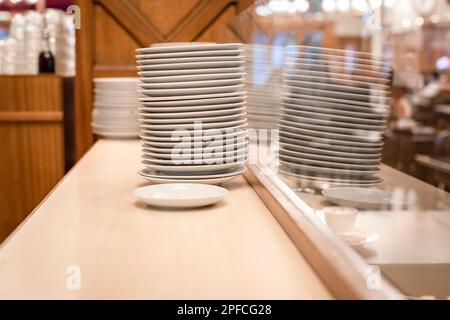 Une pile de plats blancs dans un restaurant Banque D'Images