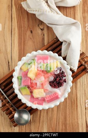 Es Goyobod Campur Bandung, mélanger les fruits populaires pour Buka Puasa avec le pudding à l'amidon rose. Servi avec divers fruits et garnitures. Vue de dessus Banque D'Images