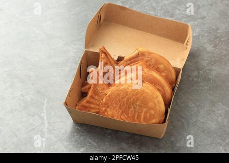 Crêpes japonaises en forme de poisson taiyaki avec remplissage de haricots rouges. Concept snack On The Go Banque D'Images