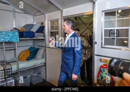 Sacramento, États-Unis. 01st janvier 2000. Gov. Gavin Newsom visite des modèles de maisons minuscules stationnées, lors d'une conférence de presse à Sacramento, en Californie, jeudi, 16 mars 2023. Newsom a annoncé son intention de créer de petites maisons à travers l'État pour les résidents sans logement, dans le cadre de sa tournée politique à l'échelle de l'État. (Photo de Rahul Lal/Sipa USA) crédit: SIPA USA/Alay Live News Banque D'Images