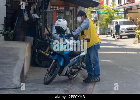 SAMUT PRAKAN, THAÏLANDE, JANVIER 28 2023, chauffeur de taxi de moto taxi debout à côté de sa moto Banque D'Images