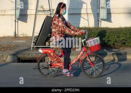 SAMUT PRAKAN, THAÏLANDE, 28 2023 JANVIER, Une femme à vélo dans la rue de la ville. Banque D'Images