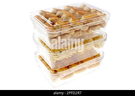 Pile de biscuits indonésiens pour célébrer l'eid al fitr (Kue Lebaran) sur fond blanc Banque D'Images