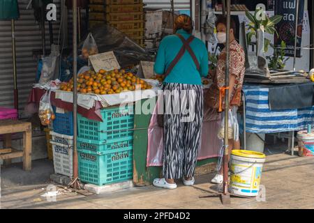 SAMUT PRAKAN, THAÏLANDE, 06 2023 MARS, vendre des fruits frais dans la rue Banque D'Images