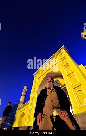 Un Uyghur priant devant la mosquée ID Kah à Kashgar, Xinjiang, Chine. Banque D'Images