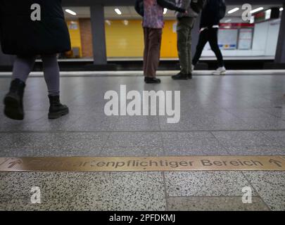Hambourg, Allemagne. 03rd mars 2023. Les passagers marchent devant le panneau « zone de billetterie requise » à une station de métro. À Hambourg, vous n'avez pas seulement besoin d'un billet pour prendre le métro et le S-Bahn, vous en avez également besoin si vous voulez simplement entrer dans la plate-forme pour prendre ou déposer. Si vous n'avez pas le billet de plate-forme à dix cents, c'est considéré comme une évasion tarifaire. (À dpa: 'Près de 20 000 billets de plate-forme vendus à Hambourg ') Credit: Marcus Brandt/dpa/Alamy Live News Banque D'Images