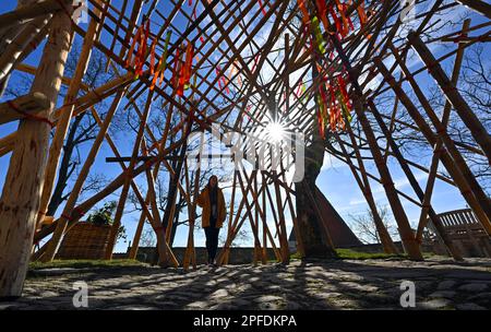 Seitenroda, Allemagne. 16th mars 2023. Ronja Beltermann, experte en tourisme, regarde les rubans colorés du palais du bambou, créé pour la magie du printemps de Leuchtenburg sur le Leuchtenburg. Avec la magie printanière de 18 mars à 14 mai 2023, le Leuchtenburg commence dans la saison. Les jardiniers et les maîtres du château ont transformé le complexe du château médiéval en un paysage coloré. Credit: Martin Schutt/dpa/Alay Live News Banque D'Images
