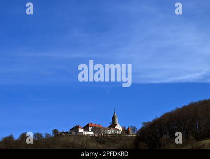 Seitenroda, Allemagne. 16th mars 2023. Le bleu est le ciel avant le début de la magie du printemps de Leuchtenburg au-dessus de Leuchtenburg. Avec la magie printanière de 18 mars à 14 mai 2023, le Leuchtenburg commence dans la saison. Les jardiniers et les maîtres du château ont transformé le complexe du château médiéval en un paysage coloré. Credit: Martin Schutt/dpa/Alay Live News Banque D'Images