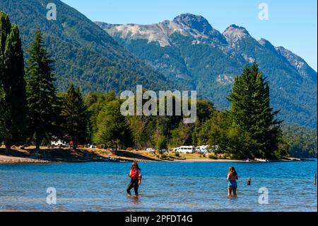 Touristes sur les activités sportives sur le lac Correntoso, Neuquén, Argentine Banque D'Images