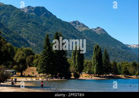 Touristes sur les activités sportives sur le lac Correntoso, Neuquén, Argentine Banque D'Images