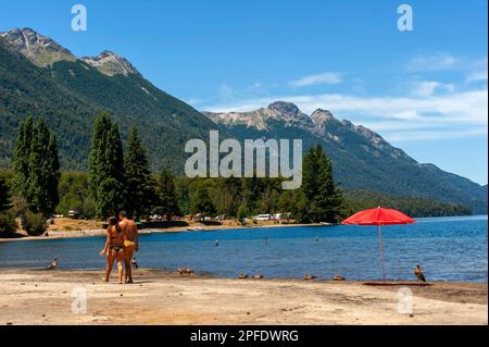 Touristes sur les activités sportives sur le lac Correntoso, Neuquén, Argentine Banque D'Images