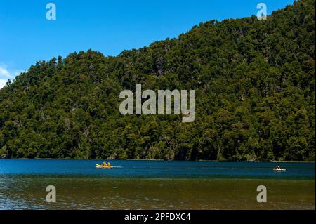 Touristes sur les activités sportives sur le lac Correntoso, Neuquén, Argentine Banque D'Images