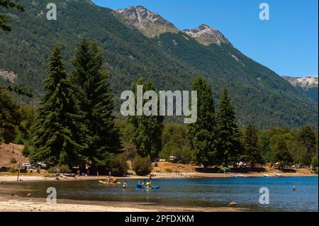 Touristes sur les activités sportives sur le lac Correntoso, Neuquén, Argentine Banque D'Images