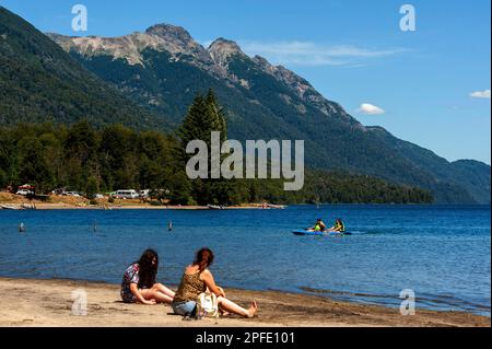 Touristes sur les activités sportives sur le lac Correntoso, Neuquén, Argentine Banque D'Images