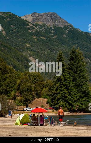 Touristes sur les activités sportives sur le lac Correntoso, Neuquén, Argentine Banque D'Images