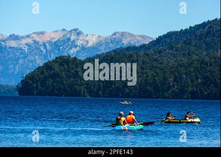 Touristes sur les activités sportives sur le lac Correntoso, Neuquén, Argentine Banque D'Images