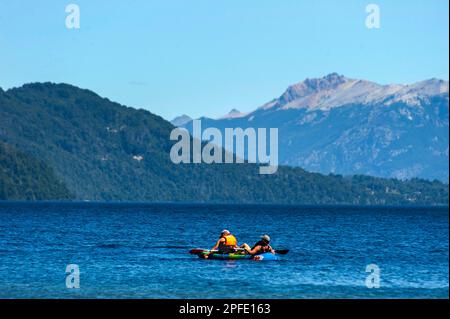 Touristes sur les activités sportives sur le lac Correntoso, Neuquén, Argentine Banque D'Images